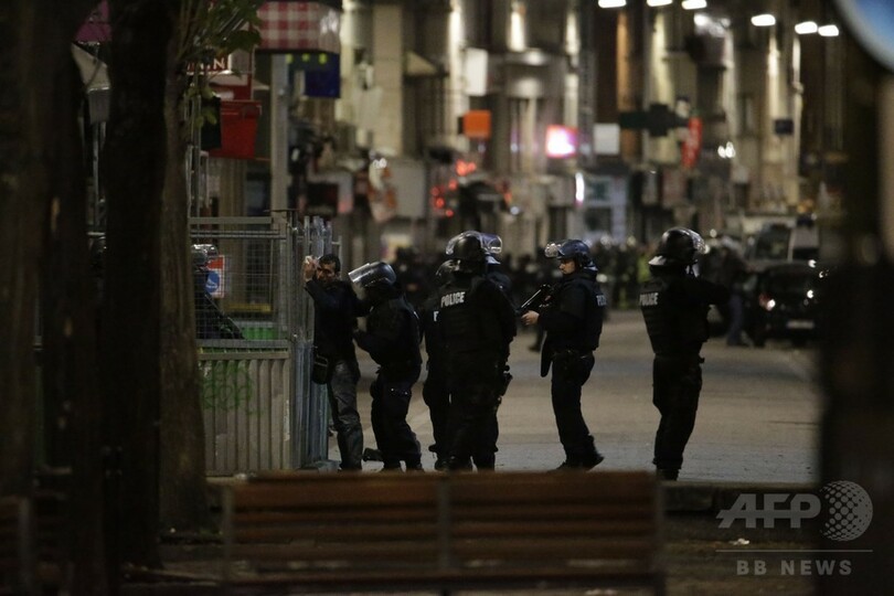 パリ郊外で銃撃戦、2人死亡 連続襲撃の主犯格が立てこもりか