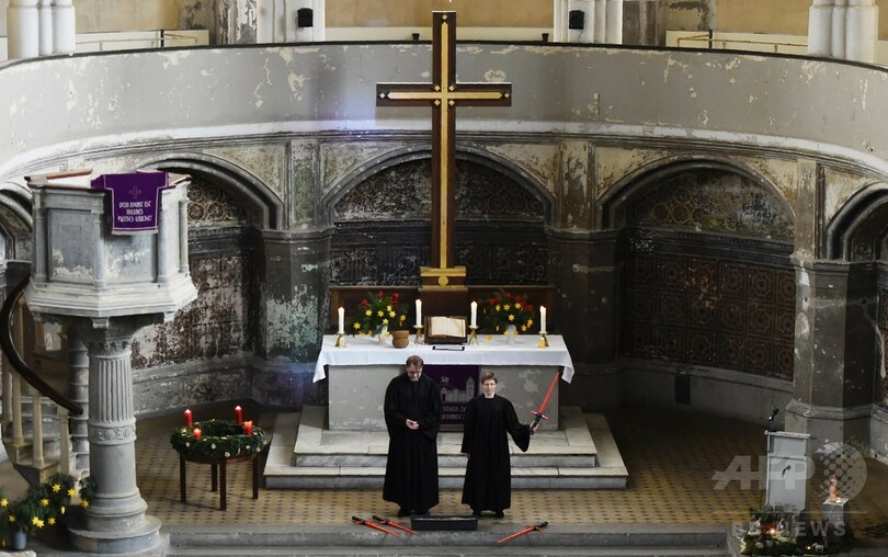 ドイツ教会で「スター・ウォーズ」礼拝、ライトセーバー手に説教