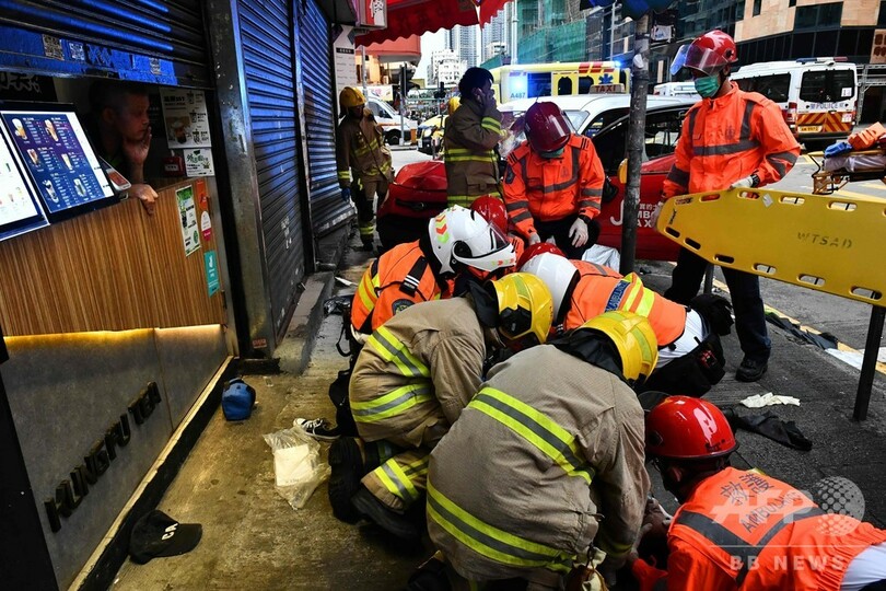 タクシー突っ込みデモ参加者が負傷、運転手は袋だたきに 香港