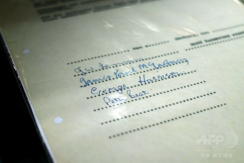 ビートルズ初のレコーディング契約書、約900万円で落札