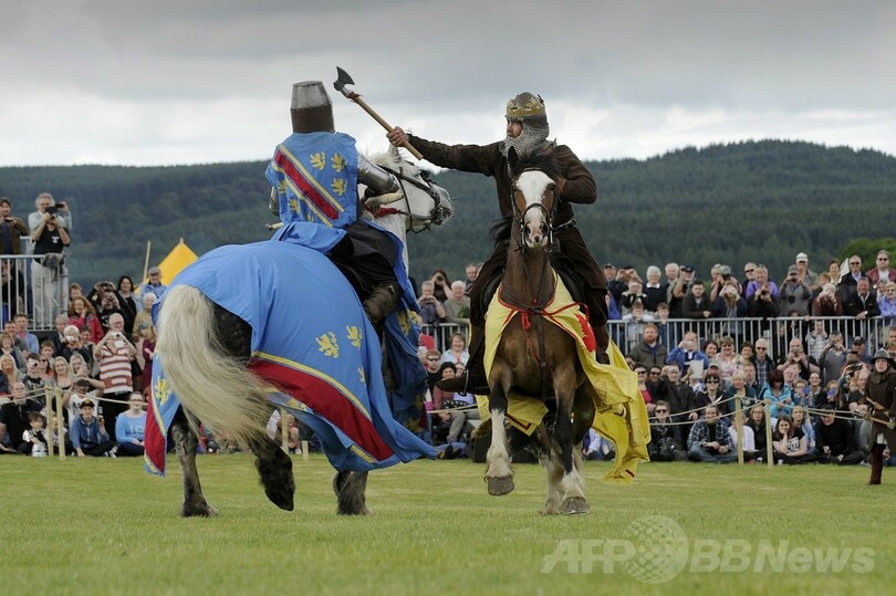 700年前のイングランドとの合戦を再現、スコットランド