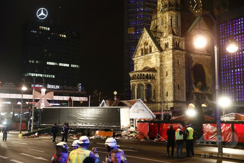 ベルリンXマス市にトラック突入、12人死亡48人負傷 テロの可能性