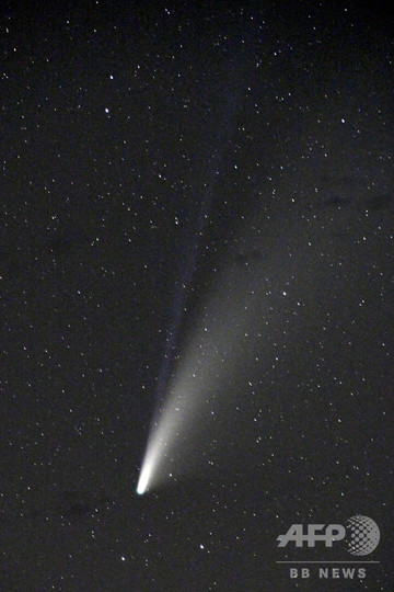 米ネバダ州ゴールドフィールドで観測されたネオワイズ彗星（2020年7月18日撮影）。(c)David Becker / AFP