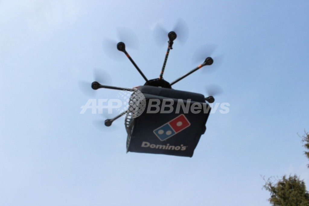 「ドミコプター」で空からピザ配達? 英ドミノ・ピザの動画が話題に 「ドミコプター」で空からピザ配達? 英ドミノ・ピザの動画が話題に