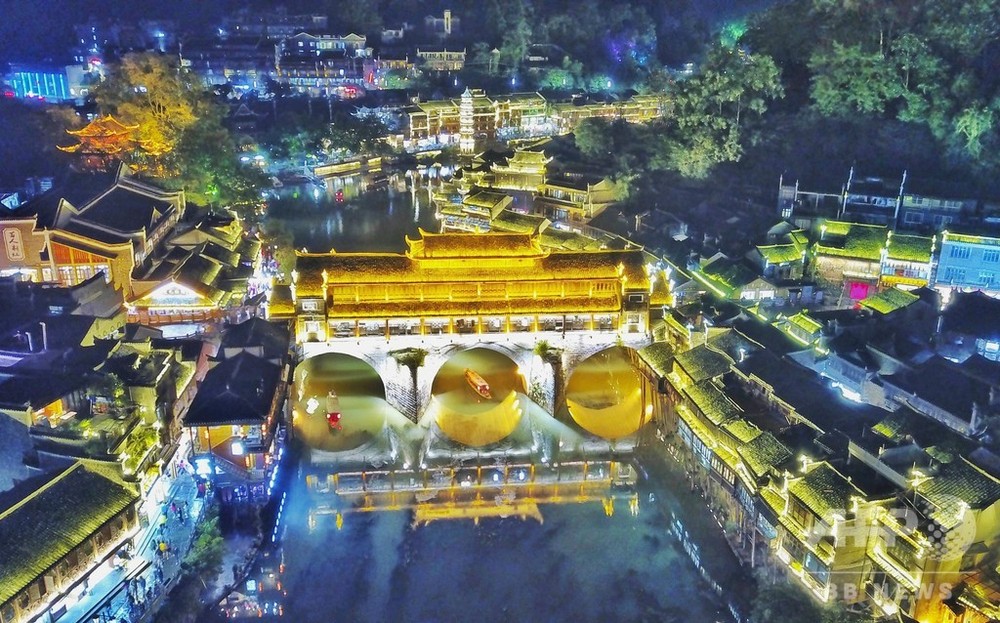 鳳凰県沱江のきらめく夜景 湖南省 写真6枚 国際ニュース：AFPBB News