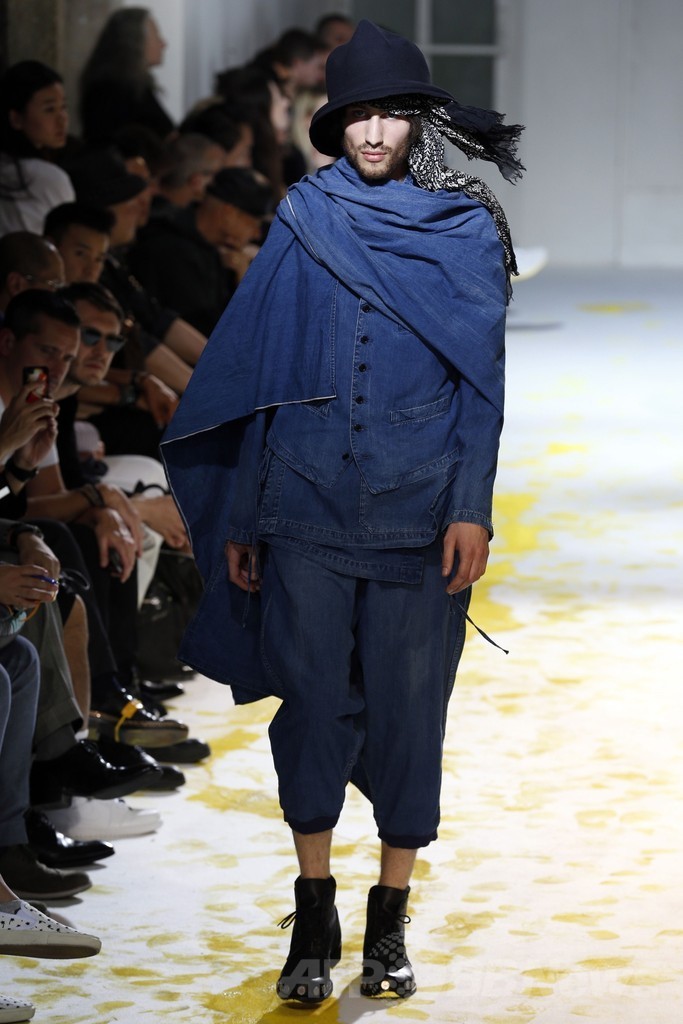 ストールやハットをアクセントに、「ヨウジヤマモト」15年春夏メンズ