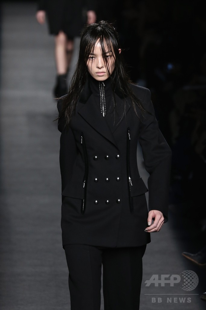 レザーやベルベットで表現するヘビメタ、「アレキサンダー ワン」15/16年秋冬