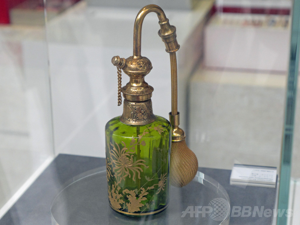 香水瓶の歴史を辿るイベント開催、アンティークアイテムの展示販売も