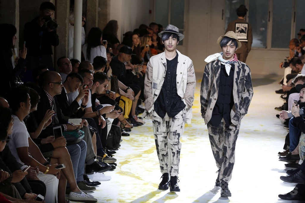 ストールやハットをアクセントに、「ヨウジヤマモト」15年春夏メンズ