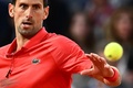 全仏オープンテニス、男子シングルス準々決勝。リターンを狙うノバク・ジョコビッチ（2022年5月31日撮影）。(c)Anne-Christine POUJOULAT / AFP