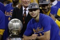 15-16NBAプレーオフ、ウエスタンカンファレンス決勝（7回戦制）、ゴールデンステイト・ウォリアーズ対オクラホマシティ・サンダー。カンファレンス優勝のトロフィーを前に、ポーズをとるゴールデンステイト・ウォリアーズのステフェン・カリー（2016年5月30日撮影）。(c)AFP/Getty Images/Ezra Shaw