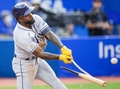 22MLB、トロント・ブルージェイズ対タンパベイ・レイズ。9回に適時打を打つランディ・アロサレーナ（2022年9月15日撮影）。(c)Mark Blinch/Getty Images/AFP