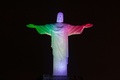 ブラジル・リオデジャネイロ（Rio de Janeiro）のコルコバード（Corcovado）の丘に立つ、イタリア国旗の色に染め上げられた巨大なキリスト像（Christ the Redeemer、2014年6月11日撮影）。(c)AFP/YASUYOSHI CHIBA