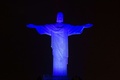 ブラジル・リオデジャネイロ（Rio de Janeiro）のコルコバード（Corcovado）の丘に立つ、ギリシャの国旗の色に染め上げられた巨大なキリスト像（Christ the Redeemer、2014年6月11日撮影）。(c)AFP/YASUYOSHI CHIBA