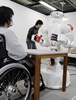 2007年11月27日、都内の早稲田大学（Waseda University）の研究所で公開された人間型介助ロボット「TWENDY-ONE」。(c)AFP/Yoshikazu TSUNO