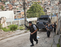 ブラジル・リオデジャネイロ（Rio de Janeiro）北部のスラム街で、麻薬組織の制圧作戦に参加する警察官ら（2010年11月28日撮影）。(c)AFP/JEFFERSON BERNARDES