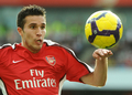 09-10イングランド・プレミアリーグ、アーセナル（%%Arsenal%%）対トッテナム・ホットスパー（%%Tottenham Hotspur%%）。試合はアーセナルが3-0でノースロンドンダービーを制した。写真はボールに走り込むアーセナルのロビン・ファン・ペルシー（%%Robin Van Persie%%）。（2009年10月31日撮影）(c)AFP/CARL DE SOUZA