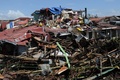 台風30号で多数の住宅が完全に倒壊したフィリピン東部レイテ（Leyte）州タクロバン（Tacloban）の光景（2013年11月10日撮影）。(c)AFP/TED ALJIBE