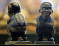 　スペイン・カタルーニャ（Catalonia）地方で、今年もクリスマス恒例の排便人形「カガネル（Caganer、「排便」の意）がお目見えした。カタルーニャでは、クリスマスシーズンになると有名人が排泄する姿を模した陶器の人形を自宅内に隠し、招待客に探させるのが恒例行事となっている。18世紀から続く風習で、カガネルは翌年の豊穣（ほうじょう）、希望、繁栄の象徴とされている。

　写真は、バルセロナ（Barcelona）のクリスマス市に登場した、サッカー・イタリアセリエＡ、インテル（Inter Milan）のサミュエル・エトー（Samuel Eto’o）選手のカガネル（2009年12月21日撮影）。(c)AFP/LLUIS GENE