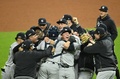 24MLB、ア・リーグ優勝決定シリーズ（7回戦制）、クリーブランド・ガーディアンズ対ニューヨーク・ヤンキース。リーグ優勝を決めて喜ぶニューヨーク・ヤンキースの選手ら（2024年10月19日撮影）。(c)Nick Cammett/Getty Images/AFP