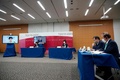 東京で、国際オリンピック委員会（IOC）のトーマス・バッハ会長（中央左の画面内）や小池百合子都知事（左端の画面内）らとの5者協議に臨む東京オリンピック・パラリンピック競技大会組織委員会の橋本聖子会長（中央、2021年4月28日撮影）。(c)Franck ROBICHON / POOL / AFP