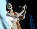 米・カリフォルニア（California）州のハリウッド・フォーエバー墓地（Hollywood Forever Cemetery）で歌手クリスタ・ベル（Chrysta Bell）がパフォーマンスを披露した（2013年5月12日撮影）。(c)AFP/Getty Images/Kevin Winter