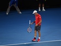 全豪オープンテニス、男子シングルス4回戦。ラケットをたたきつける錦織圭（2017年1月22日撮影）。(c)AFP/WILLIAM WEST