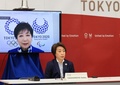 東京五輪・パラリンピックに関する5者協議に臨む、東京都の小池百合子知事（左）と東京オリンピック・パラリンピック競技大会組織委員会の橋本聖子会長（2021年3月20日撮影）。(c)YOSHIKAZU TSUNO / POOL / AFP