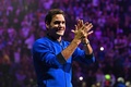 男子テニスの欧州チームとワールドチームの対抗戦、レーバー・カップ初日。現役最後の試合を終え、あいさつする欧州チームのロジャー・フェデラー（2022年9月24日撮影）。(c)Glyn KIRK / AFP