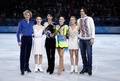 ソチ冬季五輪、フィギュアスケートのエキシビションを終えてポーズをとる（左から）メリル・デイビス（Meryl Davis）/チャーリー・ホワイト（Charlie White）組、羽生結弦（Yuzuru Hanyu）、アデリナ・ソトニコワ（Adelina Sotnikova）、タチアナ・ボロソジャー（Tatiana Volosozhar）/マキシム・トランコフ（Maxim Trankov）組（2014年2月22日撮影）。(c)AFP/ADRIAN DENNIS