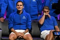 男子テニスの欧州チームとワールドチームの対抗戦、レーバー・カップ初日。現役最後の試合を終え、ベンチで涙を流す欧州チームのロジャー・フェデラー（左）とラファエル・ナダル（2022年9月24日撮影）。(c)Glyn KIRK / AFP