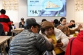中国・上海にあるイケアのカフェテリアに集まった中高年（2023年12月5日撮影）。(c)Hector RETAMAL / AFP