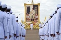 タイのマハ・ワチラロンコン国王の肖像写真にあいさつする同国のプラユット・チャンオーチャー首相（中央）ら。同国の首都バンコクで（2019年7月28日撮影、資料写真）。(c)Lillian SUWANRUMPHA / AFP