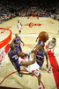 体勢を崩しながらもシュートを狙うロケッツのトレイシー・マクグレディ（%%Tracy McGrady%%、手前）。(c)AFP/Getty Images/NBAE/Bill Baptist