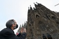 スペイン・バルセロナの未完の巨大教会サグラダ・ファミリアを見上げる主任建築家ジョルディ・ファウリ氏（2021年12月1日撮影）。(c)LLUIS GENE / AFP