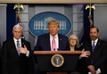 米ホワイトハウスで、新型コロナウイルス流行について記者会見するドナルド・トランプ大統領（2020年2月26日撮影）。(c)Andrew CABALLERO-REYNOLDS / AFP