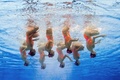 スペイン・バルセロナ（Barcelona）で開催されている第15回世界水泳選手権（15th FINA World Championships）。水中カメラで撮影されたシンクロナイズドスイミング・チームの演技の様子。

チームテクニカルルーティン（TR）予選で演技するイタリアの選手（2013年7月20日撮影）。(c)AFP/FRANCOIS XAVIER MARIT