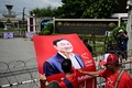タイ・バンコクの刑務所前に集まったタクシン・シナワット元首相の支持者（2023年8月22日撮影）。(c)MANAN VATSYAYANA / AFP
