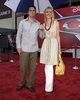 写真は上映会に出席したNASCARドライバーのジミー・ジョンソン（%%Jimmie Johnson%%、左）とシャンドラ（Chandra）。(c)AFP/Getty Images Ken Charnock