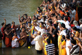 シンガポールで30日、ヒンズー教の大祭タイプーサム（Thaipusam）が行われた。ムルガ（Muruga）神をあがめるこの祭りは、 タミル暦のタイ（Thai）の月の満月の日に行われる。信者らは「カバディ（Kavadi）」と呼ばれる御輿（みこし）を鉄串などで自分の身体に固定して苦行の行進を行う。この祭りはマレーシアでも行われる。

写真は、早朝のマレーシア・クアラルンプール（Kuala Lumpur）のバトゥ洞窟（Batu cave）のヒンズー教寺院で、川に花びらを流す儀式を行うタイプーサムに参加したヒンズー教徒ら（2010年1月30日撮影）。(c)AFP/Saeed KHAN