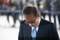 ソウル中央地裁に出頭し、頭を下げる韓国の李明博元大統領（2018年3月14日撮影）。(c)AFP PHOTO / POOL / KIM HONG-JI
