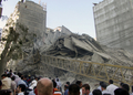 2007年8月28日、アゼルバイジャンの首都バクー（Baku）で、崩落した高層住宅で救助に当たる警察と救急隊。(c)AFP