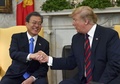 米首都ワシントンのホワイトハウス大統領執務室で握手を交わす韓国の文在寅大統領（左）とドナルド・トランプ米大統領（2019年4月11日撮影）。(c)Nicholas Kamm / AFP