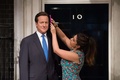英ロンドンのマダム・タッソーろう人形館でキャメロン英首相のろう人形を手直しするスタイリスト（2015年5月26日撮影）。(c)AFP/LEON NEAL