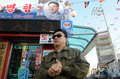 韓国ソウル（Seoul）北部で商店を営む、北朝鮮の故金正日（キム・ジョンイル、Kim Jong-Il）総書記のそっくりさんの金永植（キム・ヨンシク、Kim Young-Sik）さん（2011年12月26日撮影）。(c)AFP/Prakash SINGH

&lt;a href=&quot;http://www.afpbb.com/article/life-culture/life/2847973/8238368&quot;&gt;&lt;b&gt;この記事の本文を読む&lt;/b&gt;&lt;/a&gt;