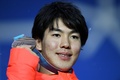 平昌冬季五輪、フリースタイルスキー男子モーグルのメダル授与式で銅メダルを手にポーズをとる原大智（2018年2月13日撮影）。(c)AFP PHOTO / Kirill KUDRYAVTSEV