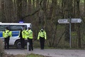 サラ・エバラードさんの遺体が発見された英ケント州アシュフォードの森林付近で警備に当たる警察官（2021年3月11日撮影）。(c)Ben STANSALL / AFP
