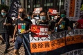 新たに施行された国家安全維持法に反対する香港の民主派によるデモ（2020年7月1日撮影）。(c)DALE DE LA REY / AFP