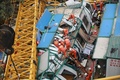中国広東省東莞市の巨大クレーンが倒壊した建設現場で救助活動を行う救助隊（2016年4月13日撮影）。(c)AFP