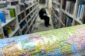 ロシア・モスクワの書店で販売されている、ウクライナのザポリージャなど併合を宣言した地域が領土に組み込まれている地図（2023年2月8日撮影）。(c)AFP
